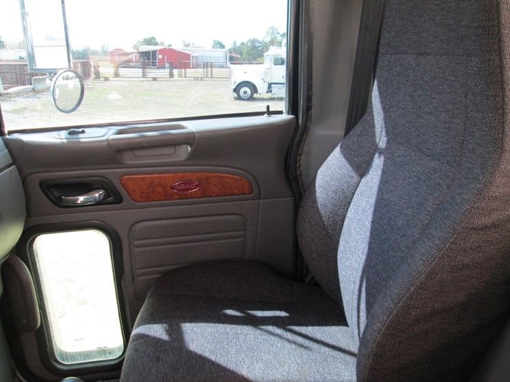 2006-peterbilt-389-image-30