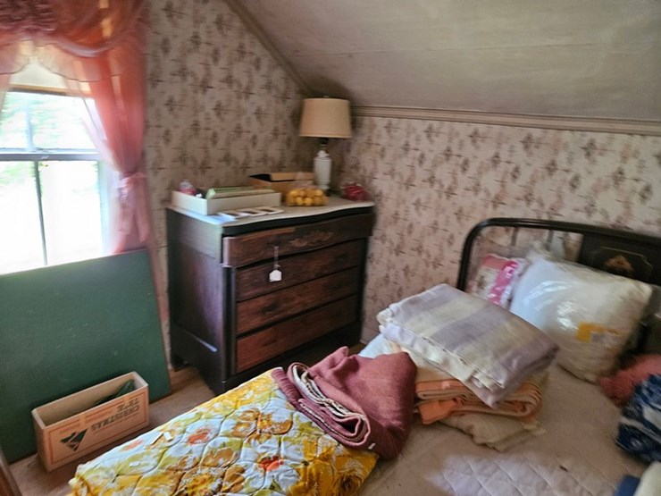 #8001-•-live-on-the-ground-house-hold-items-image-60