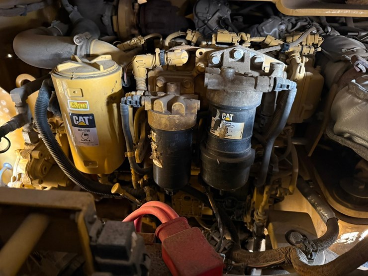 2015-caterpillar-cb66b-image-26