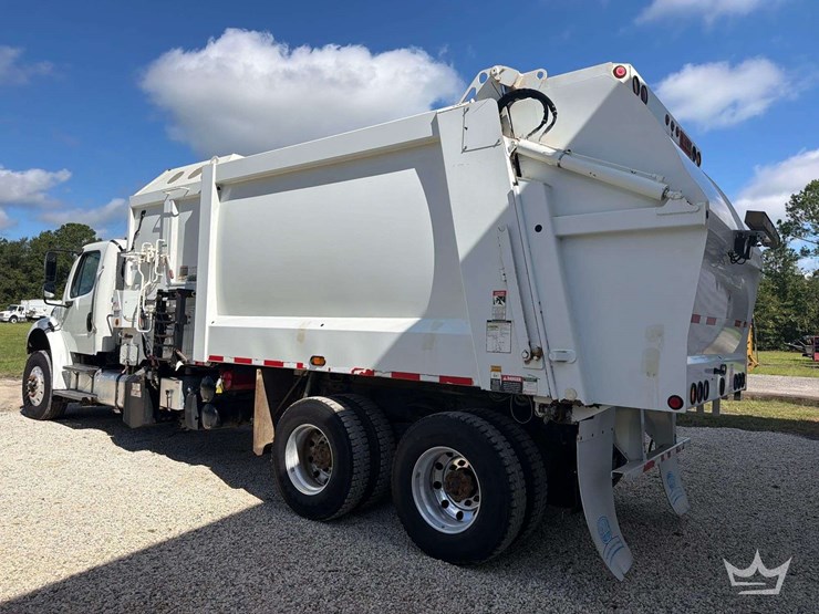 2017-freightliner-m2-106-image-4