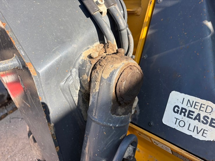 2021-deere-330g-image-23