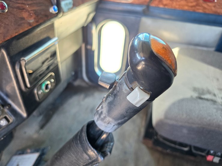 1997-peterbilt-379-image-71
