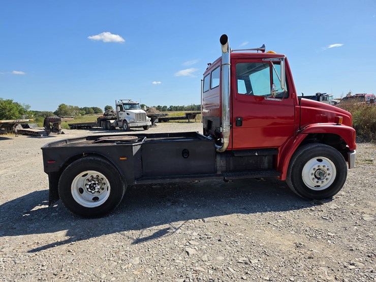 1997-freightliner-fl70-image-19