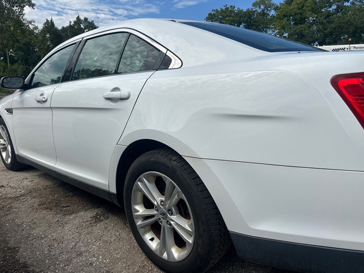 #2643-•-2015-ford-taurus-sedan-image-13