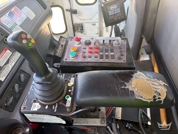 2017-freightliner-m2-106-image-15