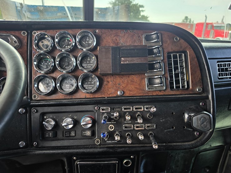 2005-peterbilt-379-image-58