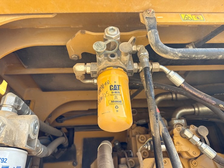 2019-caterpillar-352f-image-64