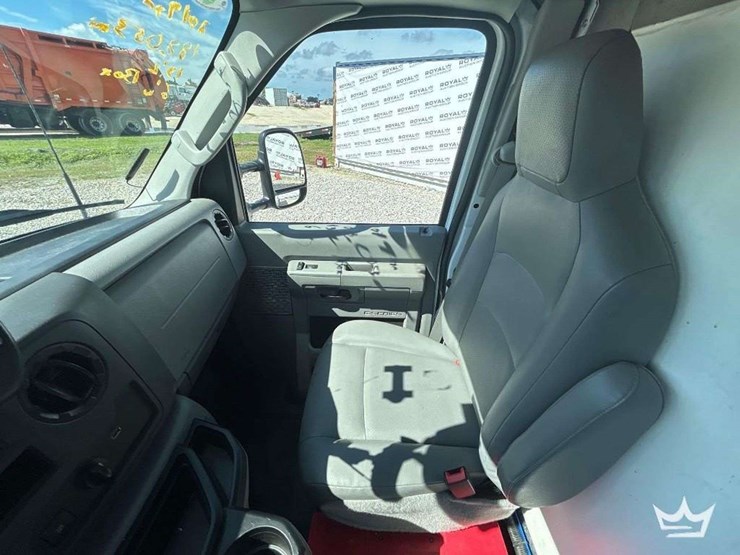 2023-ford-e350-image-30