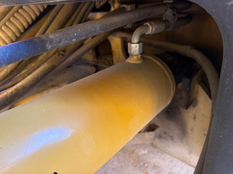 2015-caterpillar-cb66b-image-32