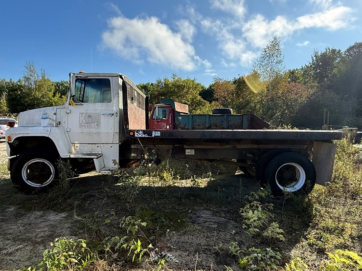 1983-ford-800-image-2