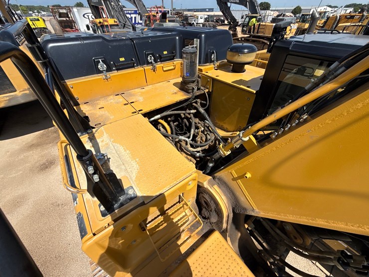 2019-caterpillar-352f-image-33