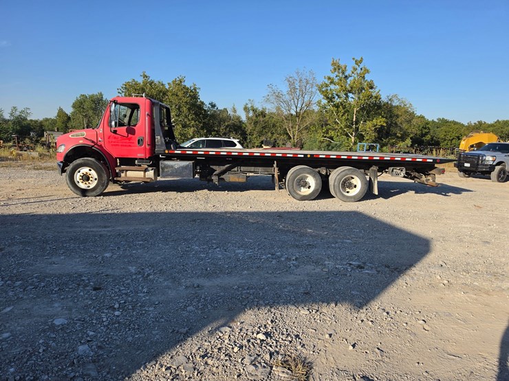 2006-freightliner-m2-106-image-5
