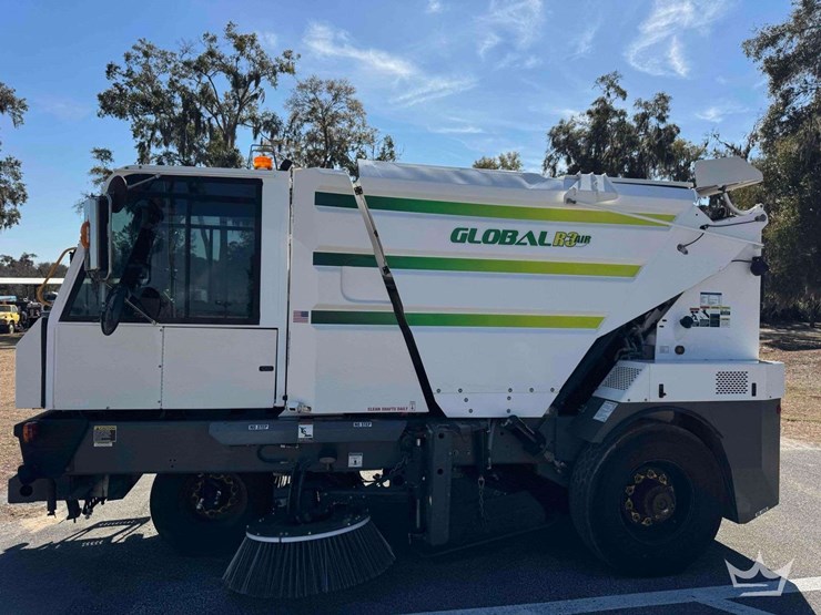 2020-global-3-wheel-r3-air-street-sweeper-image-6