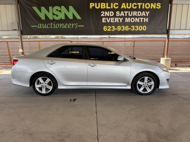 2014-toyota-camry-sdn-image-1