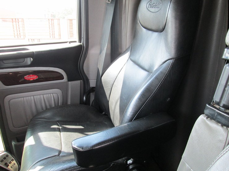 2018-peterbilt-389-image-38
