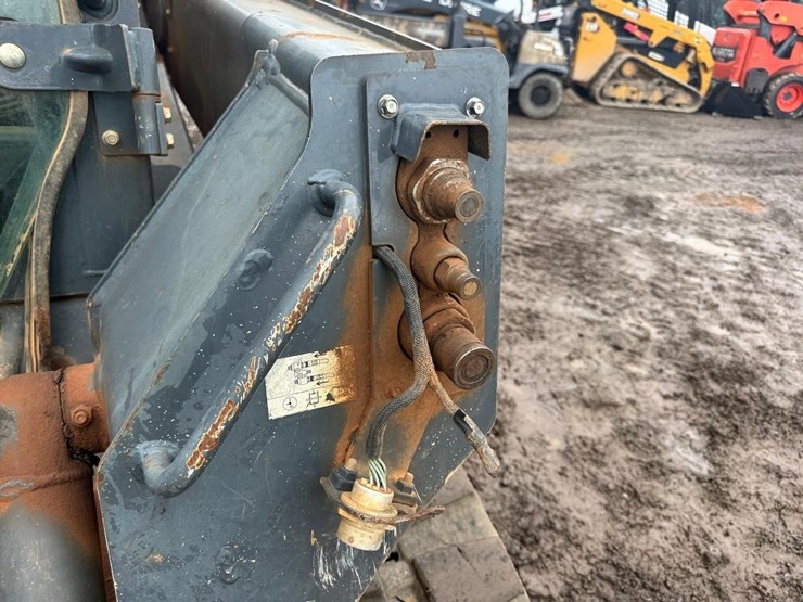 2017-deere-323e-image-12