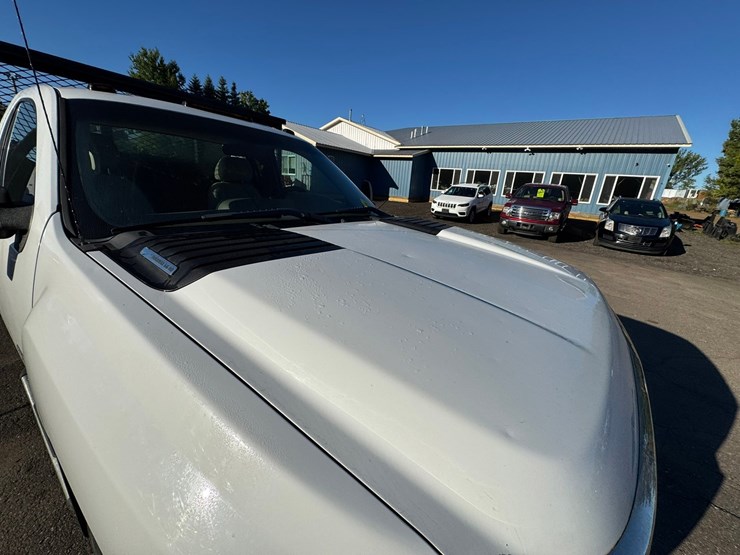 2014-chevrolet-3500-image-28