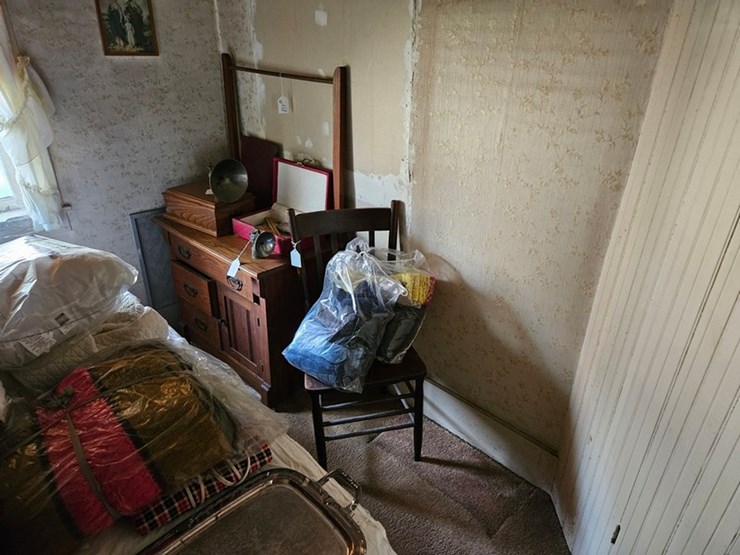 #8001-•-live-on-the-ground-house-hold-items-image-44