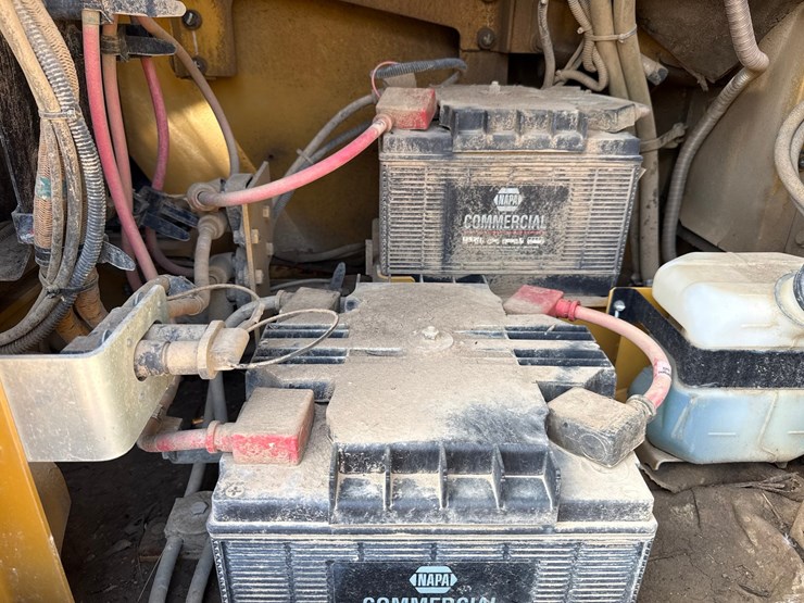 2019-caterpillar-352f-image-78