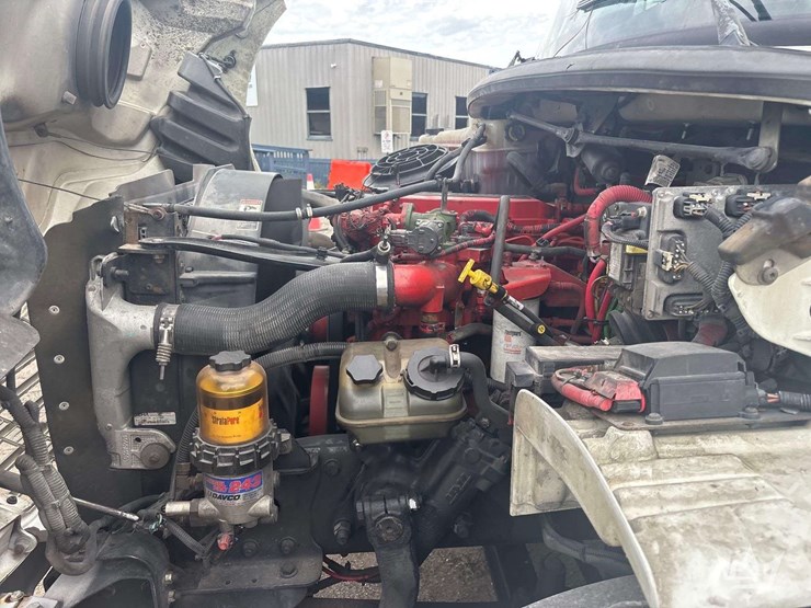 2012-freightliner-m2-106-image-21
