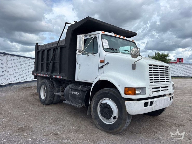1995-international-8100-image-2