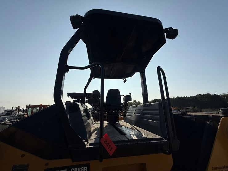2015-caterpillar-cb66b-image-99