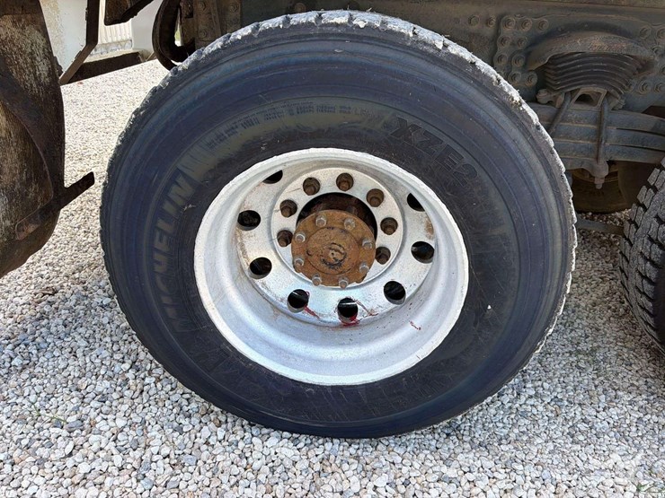 2017-freightliner-m2-106-image-48