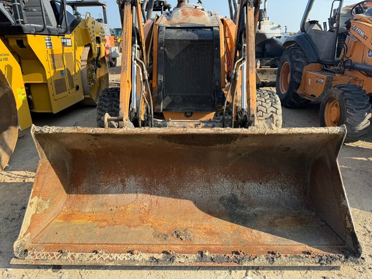 #2486-•-2015-case-570nep-skip-loader-image-10