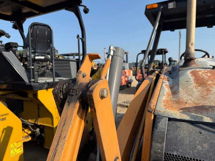 #2486-•-2015-case-570nep-skip-loader-image-19