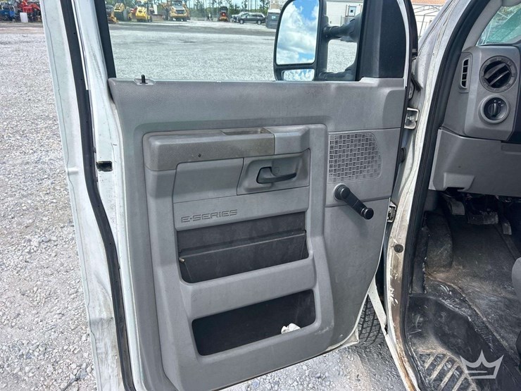 2011-ford-cargo-image-12