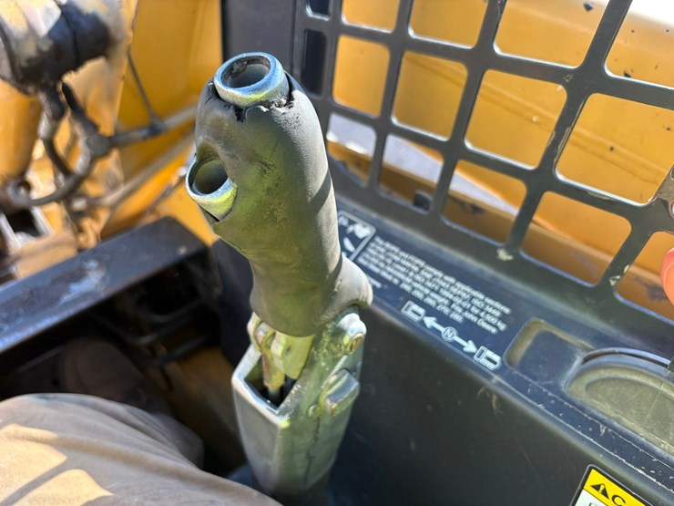 2003-john-deere-240-image-34