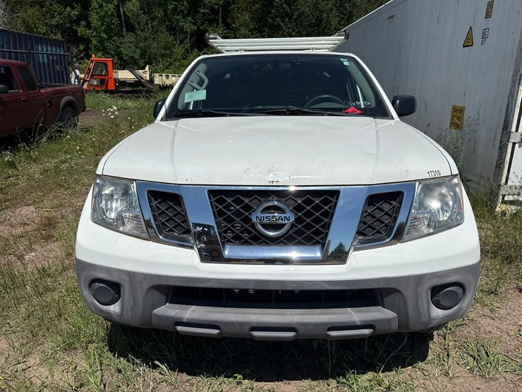 #1389-•-2017-nissan-pickup-truck-image-8