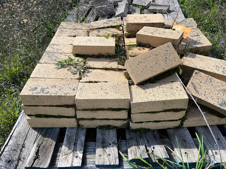 #1628-•-pallet-of-brick-and-pallet-of-concrete-blocks-image-3