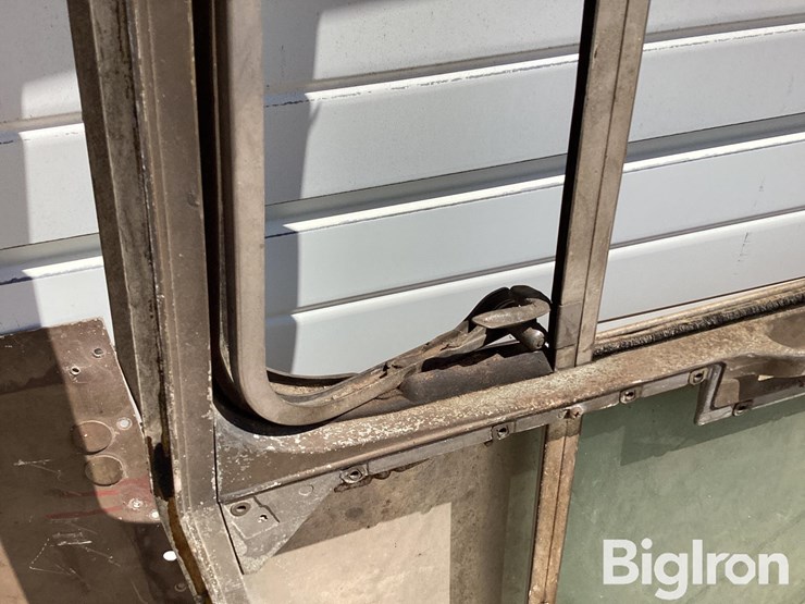 kenworth-post-1973-passenger-side-bottom-latch-door-image-16