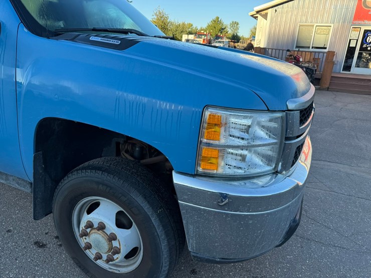 2013-chevrolet-3500-image-16