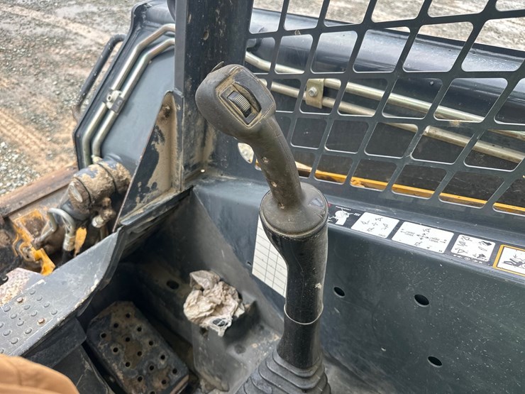 deere-323e-image-39