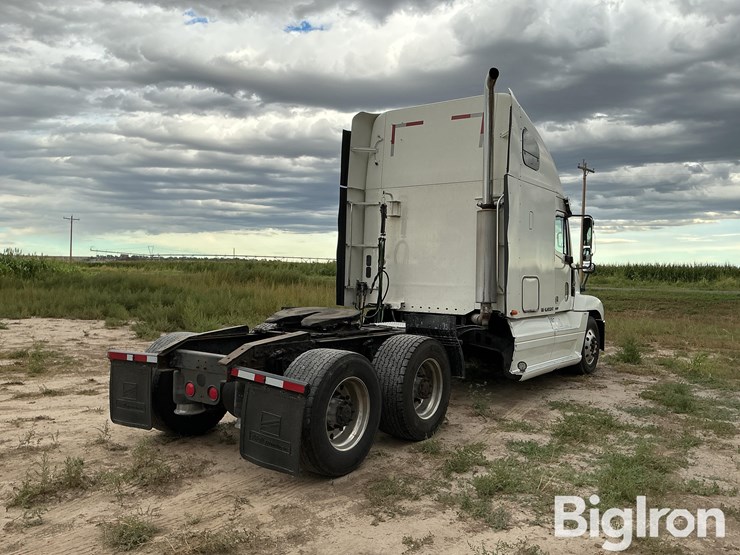 2004-freightliner-century-120-image-5