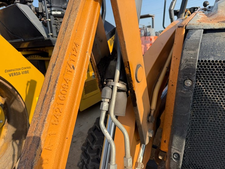 #2486-•-2015-case-570nep-skip-loader-image-18
