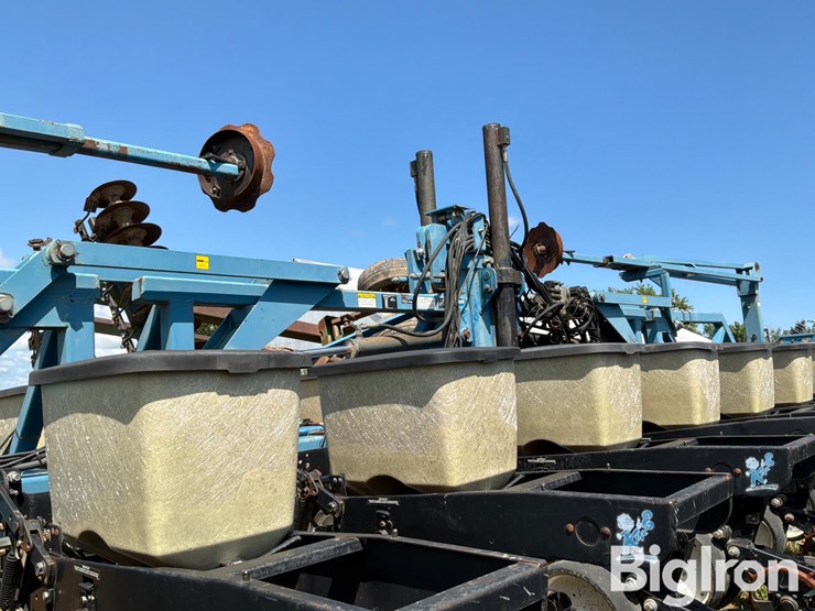 1997-kinze-2600-image-15