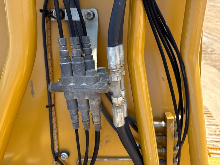 2019-caterpillar-352f-image-38
