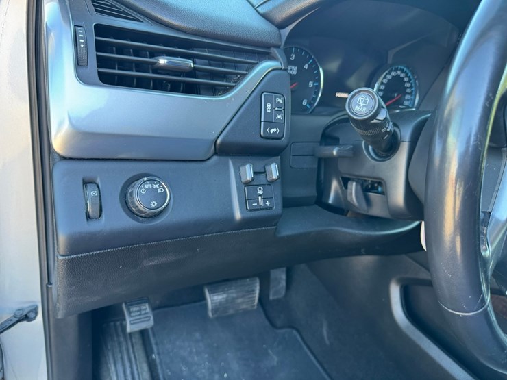 2017-chevrolet-suburban-image-35