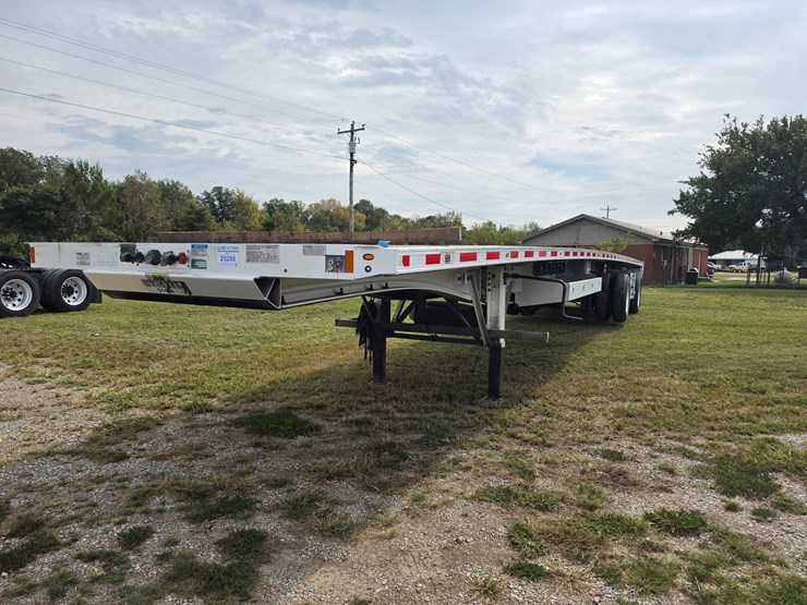 2023-fontaine-flat-bed-trailer-image-1