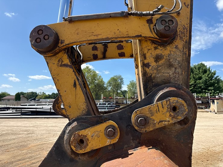 2019-caterpillar-352f-image-14