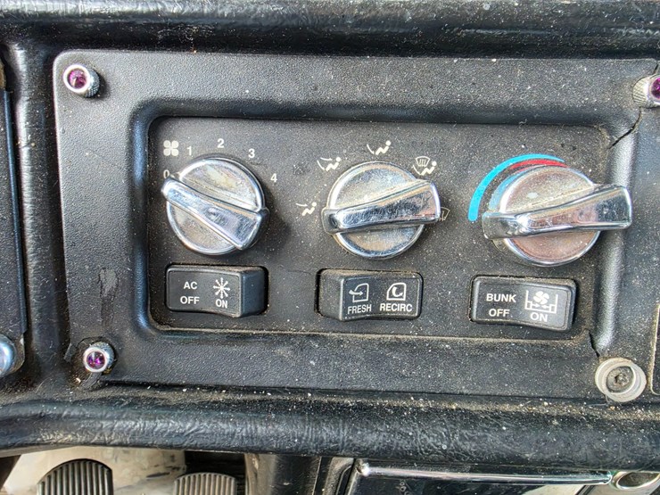2005-peterbilt-379-image-61