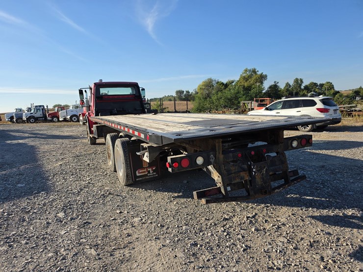 2006-freightliner-m2-106-image-11