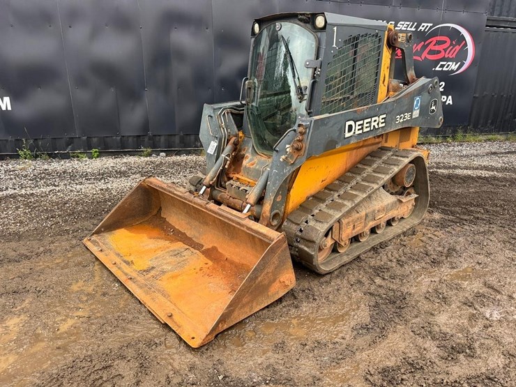 2017-deere-323e-image-2