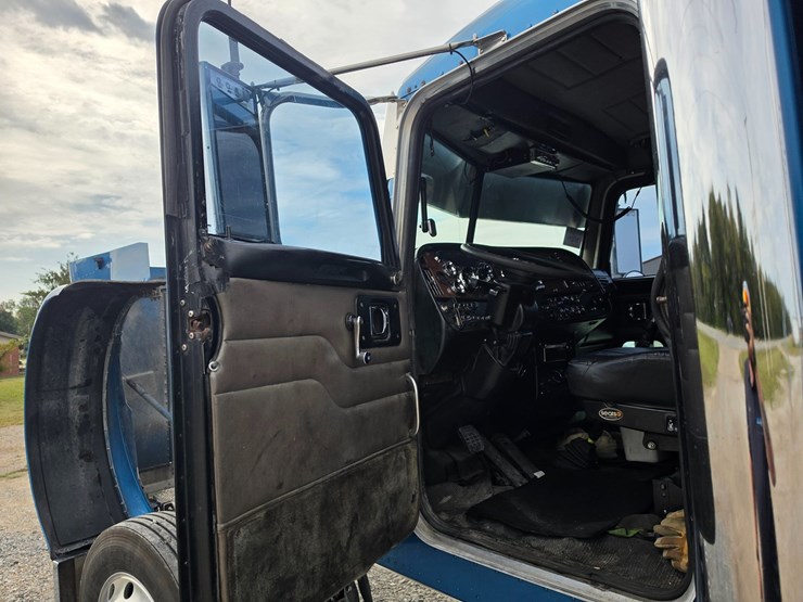 2005-peterbilt-379-image-51