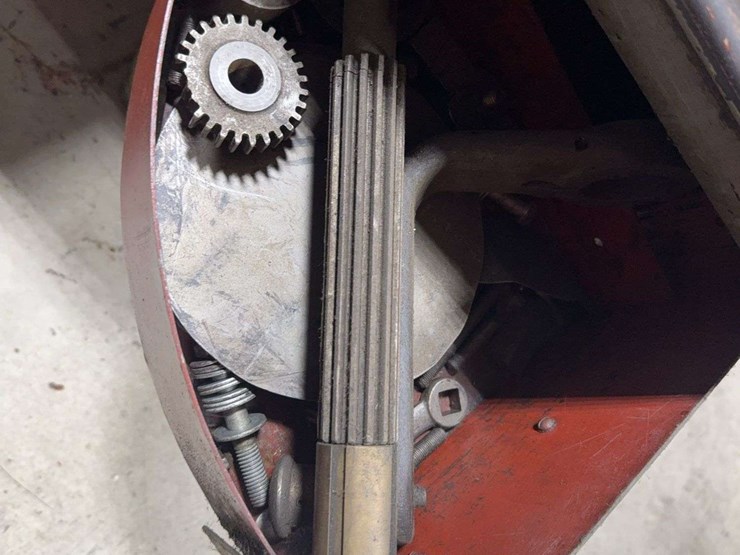 colchester-lathe,-2300-&-1150-r.p.m-spindle-speeds-image-6