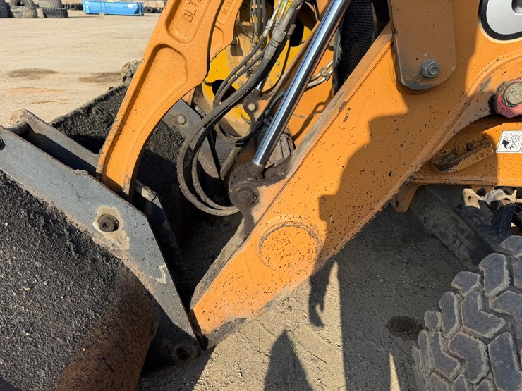 #2486-•-2015-case-570nep-skip-loader-image-22