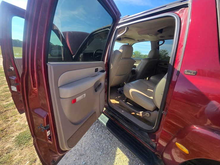 2003-chevrolet-suburban-image-49